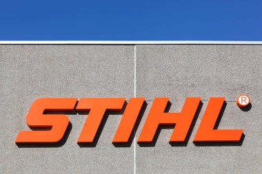 Randers, Danimarka - 5 Mayıs 2018: Stihl logosu bir duvar. Stihl bir Alman Zincirli Ağaç kesme testereleri ve & bıyık kesme makineleri ve üfleyiciler dahil olmak üzere diğer el Akım agregası üreticisidir