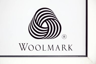 Vejle, Danimarka - 12 Ekim 2018: Woolmark logosu bir duvar. Woolmark yün sanayi markasıdır Avustralya yün yenilik Limited tarafından sahip olunan.