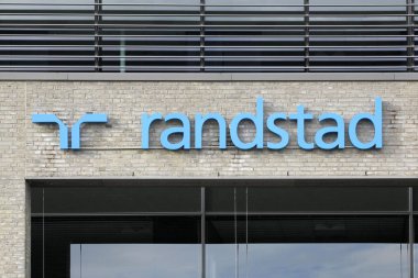Tilst, Danimarka - 7 Ekim 2018: Randstad logosu bir duvar. Hollandalı bir çokuluslu insan kaynakları danışmanlık Merkezi Diemen, Hollanda firması Randstad olduğunu