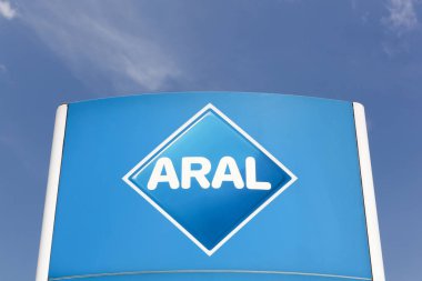 Neuenkirchen, Almanya - 22 Temmuz 2018: Aral işareti bir panel. Bir marka otomobil yakıtlar ve benzin istasyonları, Almanya ve Lüksemburg mevcut aral