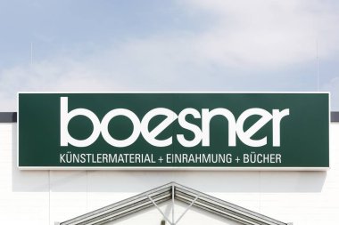 Münster, Almanya - 22 Temmuz 2018: Boesner logo bir duvar. Bir toptancı ve perakendeci profesyonel sanatçı malzeme, tasarım ve sanat kitapları Boesner olduğunu