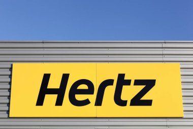 Bourg, Fransa - 5 Nisan 2019: Duvarda Hertz logosu. Hertz dünya çapında 145 ülkede uluslararası yerleri ile bir Amerikan araç kiralama şirketi