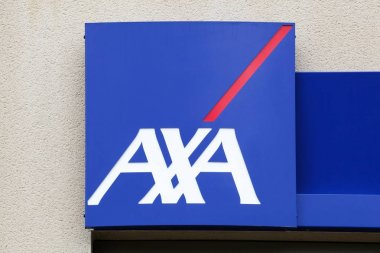 Peronnas, Fransa - 7 Nisan 2019: Duvardaki Axa sigorta logosu. Axa, küresel sigorta, yatırım yönetimi ve finans hizmetleri ile uğraşan çok uluslu bir Fransız sigorta şirketidir.
