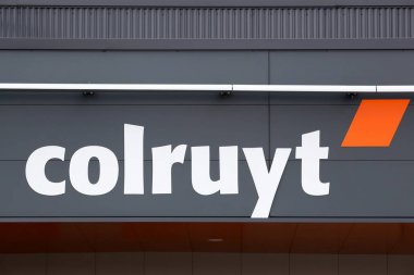 Peronnas, Fransa - 7 Nisan 2019: duvardaki Colruyt logosu. Colruyt, Colruyt süpermarket perakende mağazalarını işleten Belçikalı bir perakende şirketi.