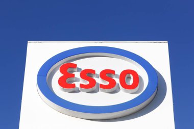 Montelimar, Fransa - 2 Kasım 2018: Bir panelde Esso logosu. Esso, Exxonmobil'in uluslararası ticari adıdır. Exxon Mobil, merkezi ABD'de bulunan çok uluslu bir amerikan petrol ve gaz şirketidir. 