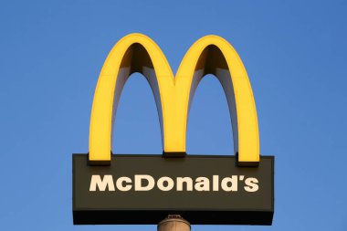 Datgen, Almanya - 22 Temmuz 2018: Bir direk üzerinde Mc Donald logosu. Mcdonald's dünyanın en büyük hamburger fast food restoranları zinciridir