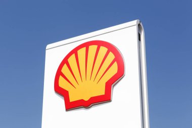 Kamen, Almanya - 22 Temmuz 2018: Bir benzin istasyonunda Shell logosu. Shell, merkezi Hollanda'da bulunan Anglo-Hollandalı çokuluslu petrol ve gaz şirketidir.