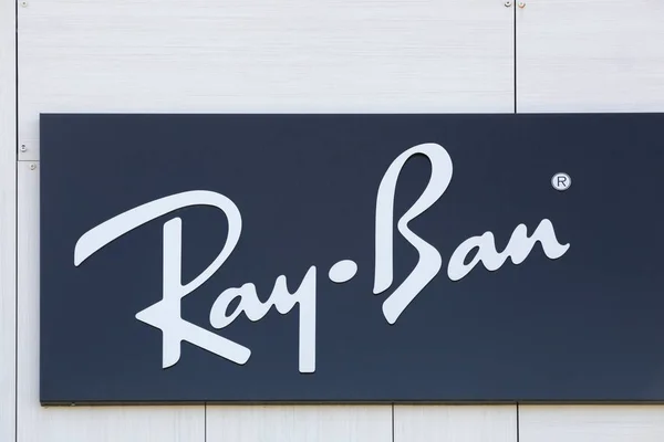 ニーム フランス 2018 壁にレイバンのロゴ バンは 1937年にアメリカの会社バウシュとロンムによって作成されたサングラスとメガネのアメリカのブランドです — ストック写真