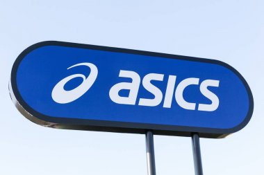 Aarhus, Danimarka - 29 Mart 2019: Bir panelde Asics logosu. Asics ayakkabı ve spor ekipmanları üreten bir Japon çokuluslu şirket
