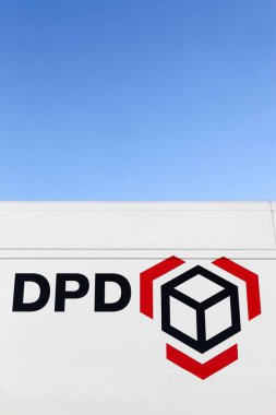 Aarhus, Danimarka - 17 Ocak 2016: Bir minibüste Dpd logosu. Dpd Geopost ait uluslararası bir parsel dağıtım şirketidir. 40'tan fazla ülkede 830'dan fazla deposu bulunmaktadır.
