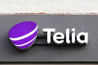 Vejle, Danimarka - 12 Ekim 2018: Duvarda Telia logosu. Telia, İsveç ve Finlandiya'da baskın telefon şirketi ve mobil şebeke operatörüdür.