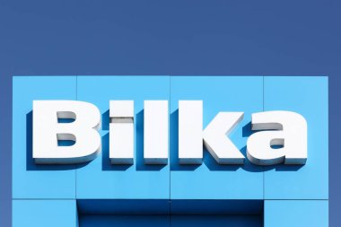 Tilst, Danimarka - 19 Nisan 2019: duvardaki Bilka logosu. Bilka bir Danimarka hipermarket zinciri. Zincir Herman Salling tarafından kuruldu ama artık Dansk 'ın bir parçası.