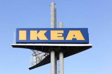 Stuhr, Almanya - 1 Eylül 2018: Bir direğe Ikea işareti. Ikea tasarımları, montaja hazır mobilya satan çok uluslu bir şirket grubudur. Ikea 46 ülkede 353 mağazasahibi ve işletmektedir