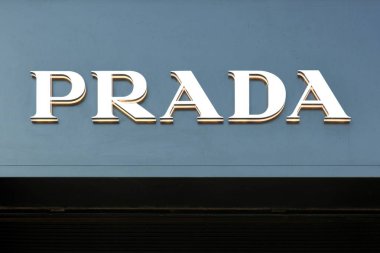 Kopenhag, Danimarka, 2 Nisan 2019: Duvarda Prada logosu. Prada bir İtalyan lüks moda evi, deri çanta, seyahat aksesuarları, ayakkabı, hazır giyim ve parfüm konusunda uzmanlaşmış