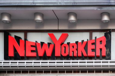 Kopenhag, Danimarka - 2 Nisan 2019: Bir duvarda New Yorker logosu. New Yorker, merkezi Braunschweig'de bulunan bir Alman giyim perakendecisidir. 