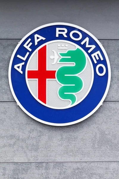 Mientras Tanto Dinamarca Mayo 2018 Logotipo Alfa Romeo Una Pared —  Fotos de Stock
