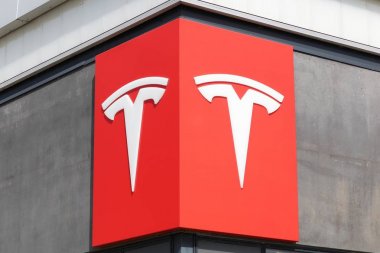 Aarhus, Danimarka - 10 Mayıs 2018: Bir bayilik binasında Tesla otomobil işareti. Tesla, lüks elektrikli otomobiller tasarlayan, üreten ve satan bir Amerikan otomotiv ve enerji depolama şirketidir.