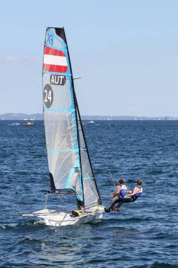 Aarhus, Danimarka - 9 Ağustos 2018: Aarhus, Danimarka'da düzenlenen 2018 Yelken Dünya Şampiyonası'nda Avusturyalı 49er Fx yelkenli gemi