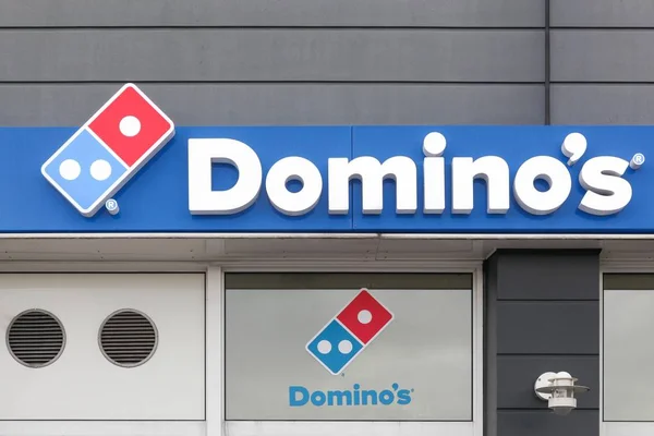 Viby, Danimarka - 24 Mart 2019: Bir restoranın duvarında Domino's pizza logosu. Domino's pizza 1960 yılında kurulan bir Amerikan pizza restoran zinciri