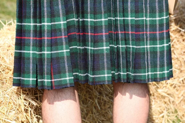Benen Van Een Man Schotse Groene Kilt — Stockfoto