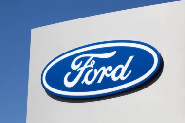 Risskov, Danimarka - 11 Mayıs 2019: Ford logosu duvarda. Ford, merkezi Dearborn, Michigan, ABD 'de bulunan çok uluslu bir otomobil üreticisi.