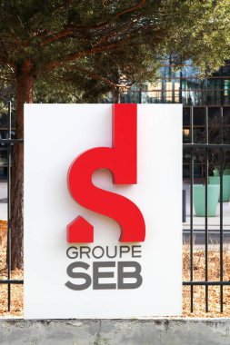 Ecully, Fransa - 26 Şubat 2017: Duvarda Groupe Seb logosu. Groupe Seb küçük ev aletleri üreten büyük bir Fransız konsorsiyumu ve merkezi Ecully, Bir Lyon banliyösünde, Fransa bulunmaktadır