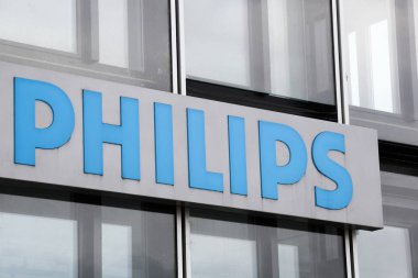 Köln, Almanya - 2 Temmuz 2017: Duvarda Philips logosu. Philips, merkezi Amsterdam 'da bulunan ve elektronik, sağlık ve aydınlatma alanlarında faaliyet gösteren bir Hollandalı teknoloji şirketidir.