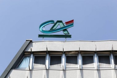 Grenoble, Fransa - 24 Haziran 2017: Credit Agricole ofis binası. Credit Agricole, 39 Credit Agricole Regional Banks'ten oluşan bir Fransız kooperatif ve karşılıklı bankalar ağıdır.