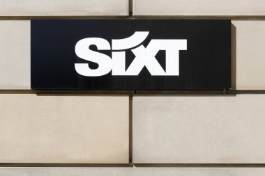 Aarhus, Danimarka - 12 Mayıs 2019: Duvarda altı logo. Sixt, 105 'ten fazla ülkede yaklaşık 4 bin yeri bulunan çok uluslu bir Avrupa araba kiralama şirketi.