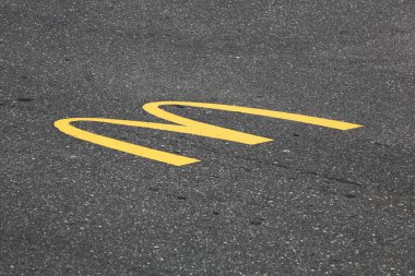 Vejle, Danimarka - 21 Nisan 2018: Yolda Mc Donald'S logosu. Mcdonald's dünyanın en büyük hamburger fast food restoranları zinciridir