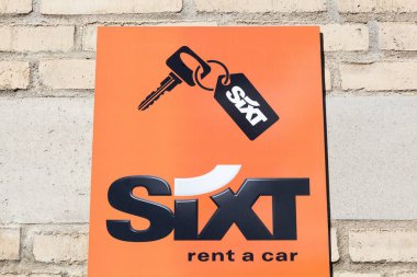 Aarhus, Danimarka - 12 Mayıs 2019: Duvarda altı logo. Sixt, 105 'ten fazla ülkede yaklaşık 4 bin yeri bulunan çok uluslu bir Avrupa araba kiralama şirketi.