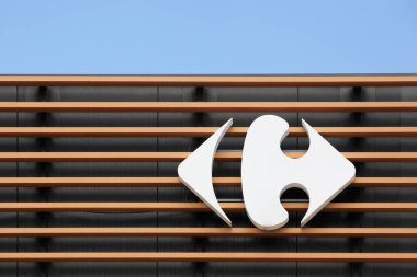 Saint Egreve, Fransa-Haziran 16, 2019: Carrefour işareti bir duvara. Carrefour Fransa 'nın merkezi olan Fransız çok uluslu bir perakendecidir ve dünyanın en büyük hipermarket zincirlerinden biridir.