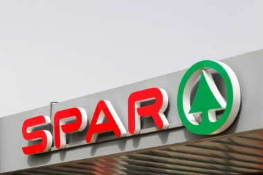 Bourgoin, Fransa - 14 Haziran 2019: Duvarda Spar logosu. Spar, Spar markası altında birlikte çalışan bağımsız ve işletilen perakendeciler ve toptancılardan oluşan uluslararası bir gruptur.