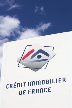 Grenoble, Fransa - 19 Haziran 2019: Panelde Credit immobilier de France logosu. Kredi immobilier de France mütevazı hanelerin ev sahipliği konusunda uzmanlaşmış, 1908 yılında oluşturulan bir Fransız bankası