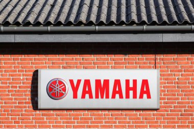 Skanderborg, Danimarka - 16 Temmuz 2019: Duvarda Yamaha logosu. Yamaha müzik aletleri, elektronik ve motosiklet gibi geniş bir ürün yelpazesine sahip çok uluslu bir Japon şirketidir