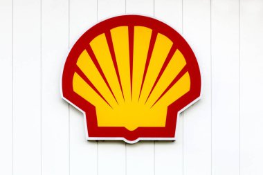 Macon, Fransa - 22 Haziran 2019: Bir benzin istasyonunda Shell logosu. Shell, merkezi Hollanda'da bulunan Anglo-Hollandalı çokuluslu petrol ve gaz şirketidir.