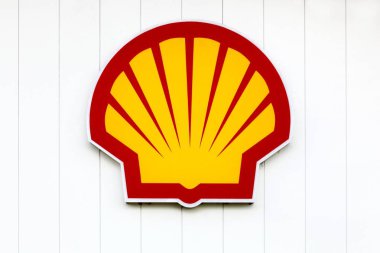 Macon, Fransa - 22 Haziran 2019: Bir benzin istasyonunda Shell logosu. Shell, merkezi Hollanda'da bulunan Anglo-Hollandalı çokuluslu petrol ve gaz şirketidir.