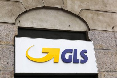 Kopenhag, Danimarka - 9 Haziran 2019: Duvarda Gls logosu. General Logistics Systems, Amsterdam merkezli ve 1999 yılında kurulan Hollanda'nın İngiliz lojistik şirketidir.