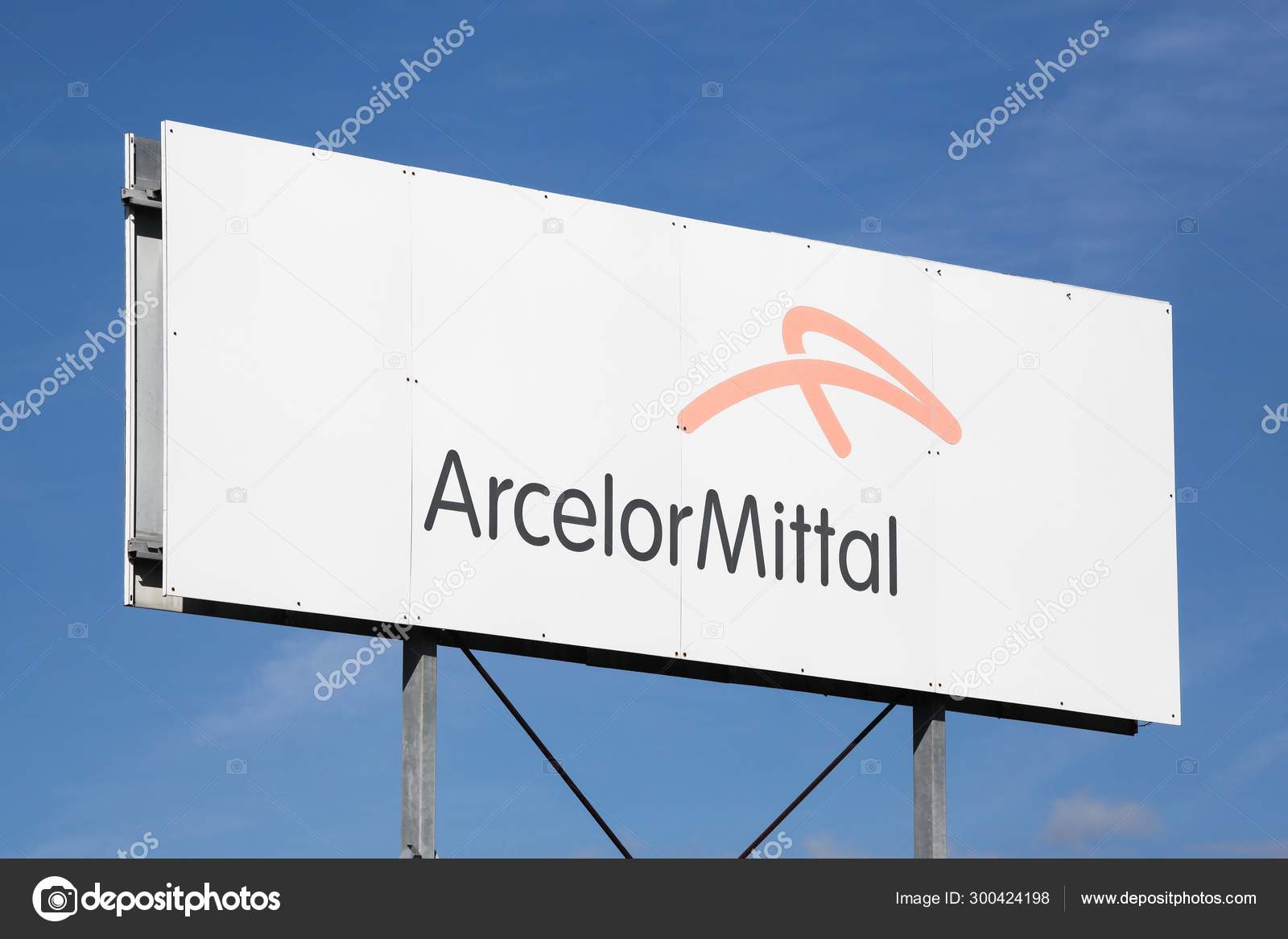 부르앙브레세 프랑스 2019년 10일 패널에 아르셀로미탈 Arcelormittal은 다국적 회사이며 최대의 — 스톡 에디토리얼 사진 ©  ricochet69 #300424198