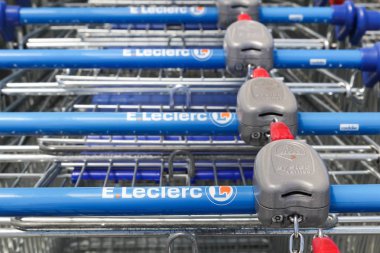 Decines, Fransa - 13 Haziran 2019: Leclerc alışveriş sepeti. Leclerc bir Fransız hipermarket zinciridir. Leclerc'in şu anda Fransa'da 500'den fazla şubesi ve Avrupa'da 110'dan fazla mağazası bulunuyor 