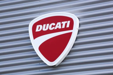 Lyon, Fransa - 15 Ağustos 2019: Ducati logosu duvarda. Ducati, merkezi Bologna, İtalya'da bulunan motosiklet tasarlayan ve üreten bir İtalyan şirketidir.