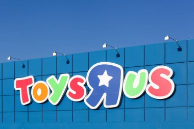 Tilst, Danimarka - 14 Ekim 2018: Toys markasının logosu bizi duvara yasladı. Toys r us bir Amerikan oyuncak ve çocuk ürünleri perakendecisi