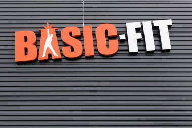 Villefranche, Fransa - 22 Eylül 2019: Duvarda Basic-Fit logosu. Basic-Fit Avrupa'nın en büyük fitness zinciridir