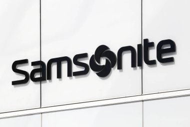 Villefontaine, Fransa - 13 Eylül 2019: Duvarda Samsonite logosu. Samsonite, Abd'li bir bagaj üreticisi ve perakendecisidir.