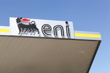 Mionnay, Fransa - 20 Eylül 2019: Bir benzin istasyonunda Eni logosu. Eni, merkezi İtalya'nın Roma kentinde bulunan bir İtalyan petrol şirketidir. Küresel süper büyüklerinden biri olarak kabul edilen şirket, 79 ülkede faaliyet göstermektedir. 