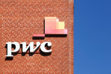 Aarhus, Danimarka - 25 Ağustos 2019: duvardaki PWC logosu. Pricewaterhousecoopers çok uluslu profesyonel hizmet ağıdır. Dünyanın en büyük profesyonel hizmet firması.