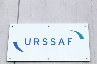 Bordeaux, Fransa - 5 Haziran 2017: Duvardaki Urssaf logosu. Urssaf, 1960 yılında kurulan ve ana görevleri çalışan ve işveren sosyal güvencesi toplamak olan özel bir örgüt ağıdır. 