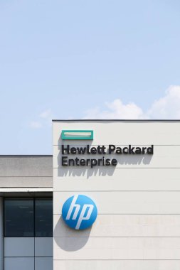 Eybens, Fransa - 24 Haziran 2017: Hewlett-Packard binası. Hewlett-Packard şirketi, merkezi Palo Alto 'da bulunan çok uluslu bir bilgi teknolojisi şirketidir.