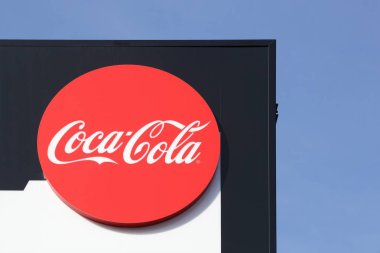 Aarhus, Danimarka - 1 Ağustos 2019: duvarda Coca Cola logosu. Coca Cola karbonatlı bir meşrubattır. Yapımcılığını Atlanta, Georgia 'daki The Coca-Cola Company üstlendi.