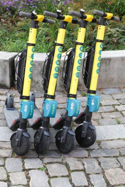 Kopenhag, Danimarka - 2 Ağustos 2019: Kopenhag, Danimarka 'da kiralık elektrikli tekme scooterları